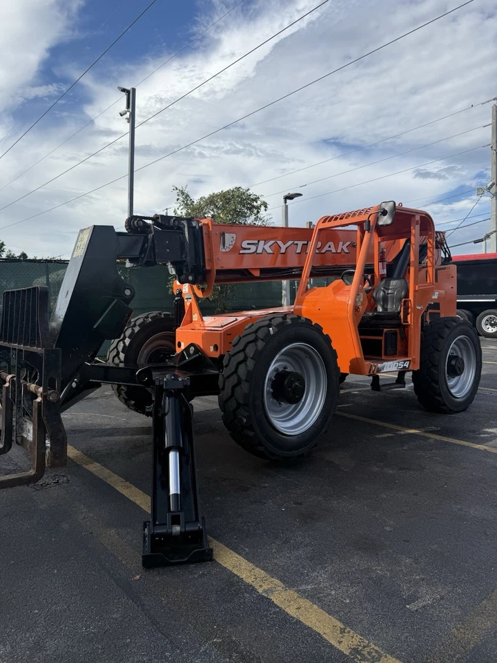 Skytrak 10054 2017 manipulador telescópico diésel 10.000 lb Foto 2 de 4