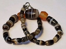 A BEAUTIFUL BRACELET OF ANCIENT BANDED SULEIMANI AGATE & CARNELIAN BEADS