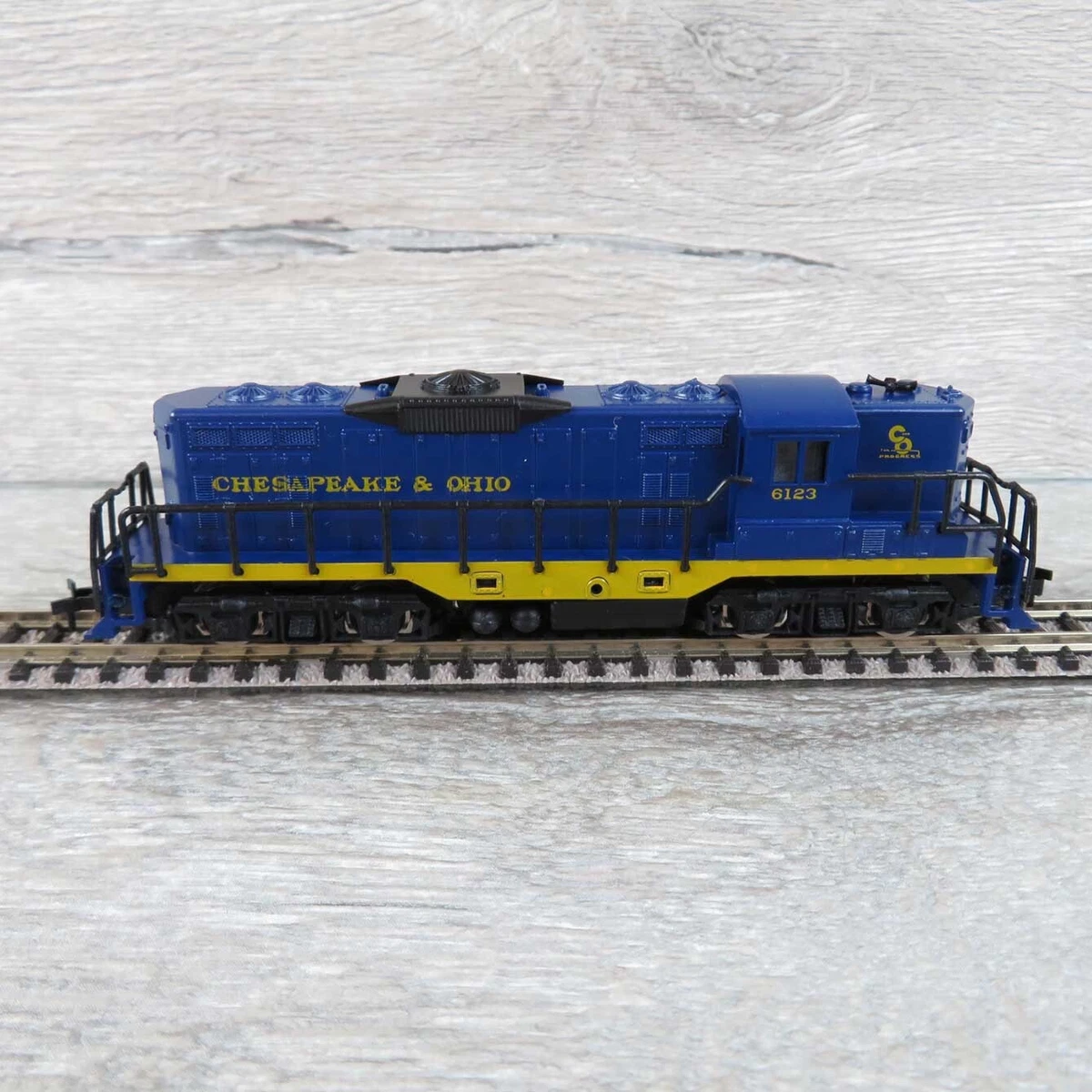 ARNOLD 5049 - N - Chesapeake & Ohio - Diesellok 6123 - Analog - OVP - #G72600