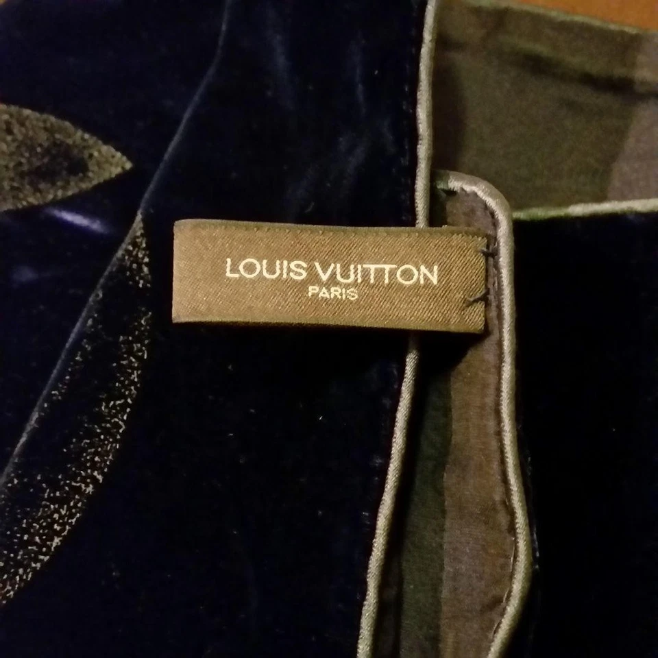 Bufanda de terciopelo con logotipo de flor azul marino oscuro seda y rayón envoltura de lujo usada Foto 4 de 4