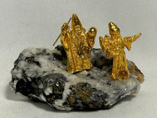 Deux sorciers plaqué or sur pierre cristal