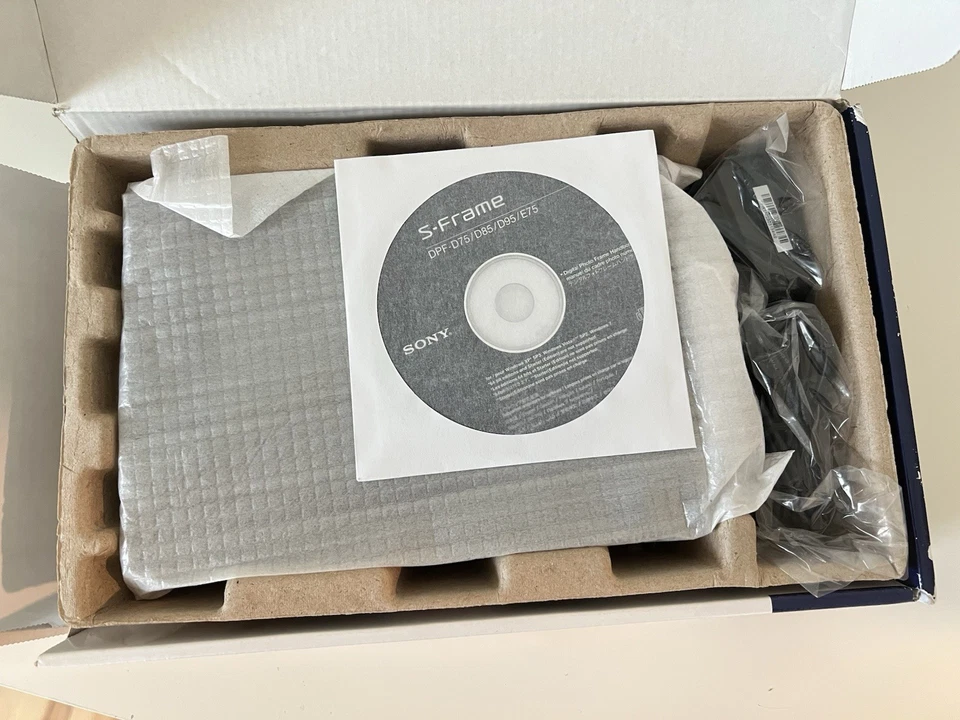 SONY DPF-D75 7-Inch LCD Digital WVGA 16:10 Photo Frame (Black) - Image 4 of 4