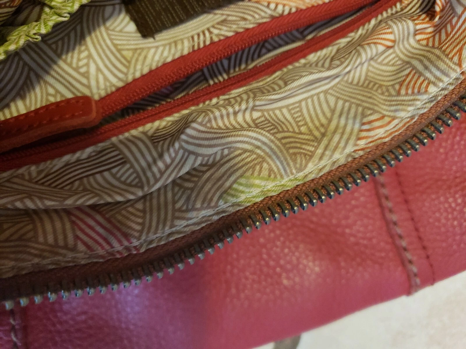 Borsa a tracolla The SAK in pelle rossa con ciottoli e tracolla con zip