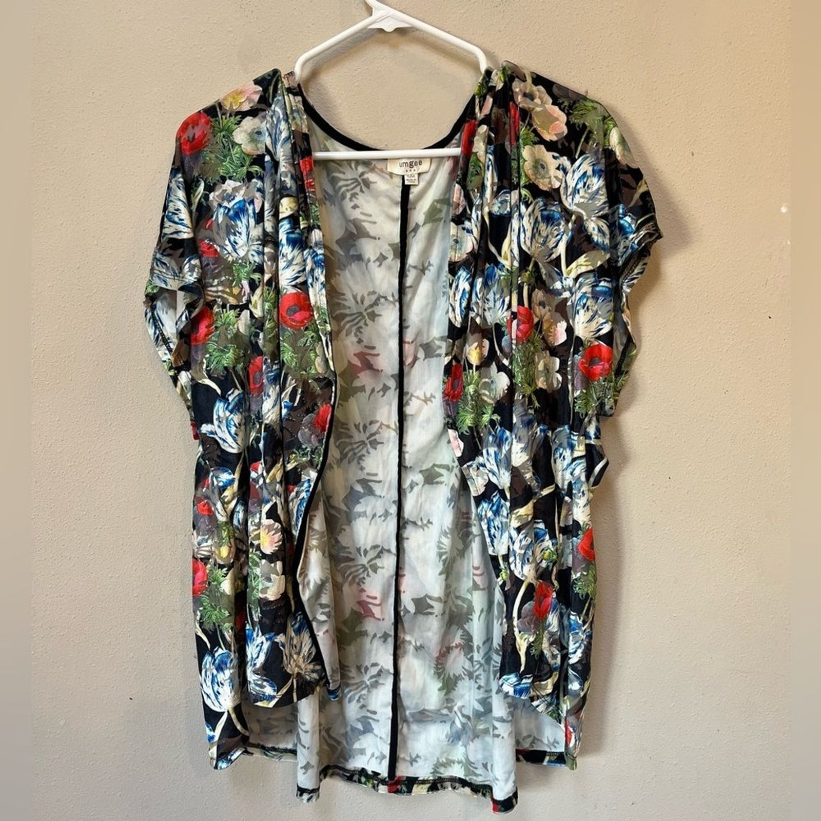 Cárdigan kimono de terciopelo manga corta floral rojo rosa colorido Umgee para mujer S/M-image