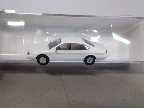 Coche Ford Taurus ATLAS # 1276 ~ 1996 - COLOR BLANCO VIBRANTE ~ ESCALA HO | Condition: New
