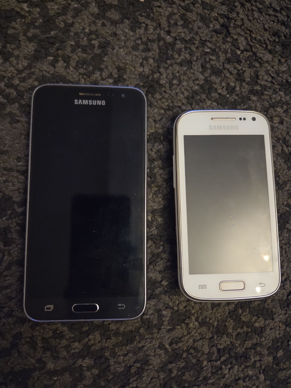 Samsung Galaxy 2x smartphone usati, 1 nero + 1 bianco, 1 KB, stile classico
