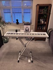 Electric Piano Keyboard Organ 88 Keys With Headphones Perfect Condition
