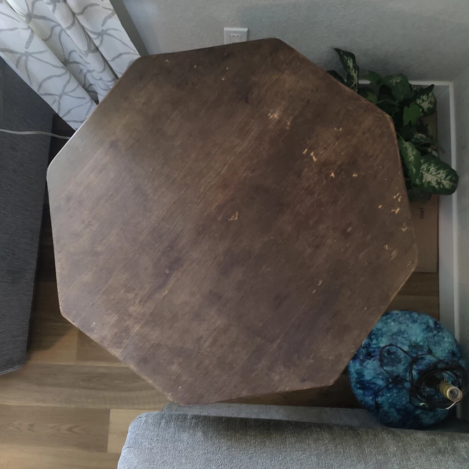 Mesa auxiliar vintage Monterey Furniture Co. en forma de hexagonal de madera maciza hecha en EE. UU. Foto 3 de 4