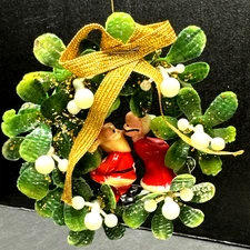 1960s Kissing Santa & Mrs Claus Mistletoe Christmas Wreath Ornament  Plastic MCM