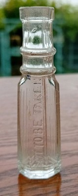 Sehr kleine Giftflasche, Klarglas, ''nicht zu nehmen'', drei Zoll, sechsseitig.