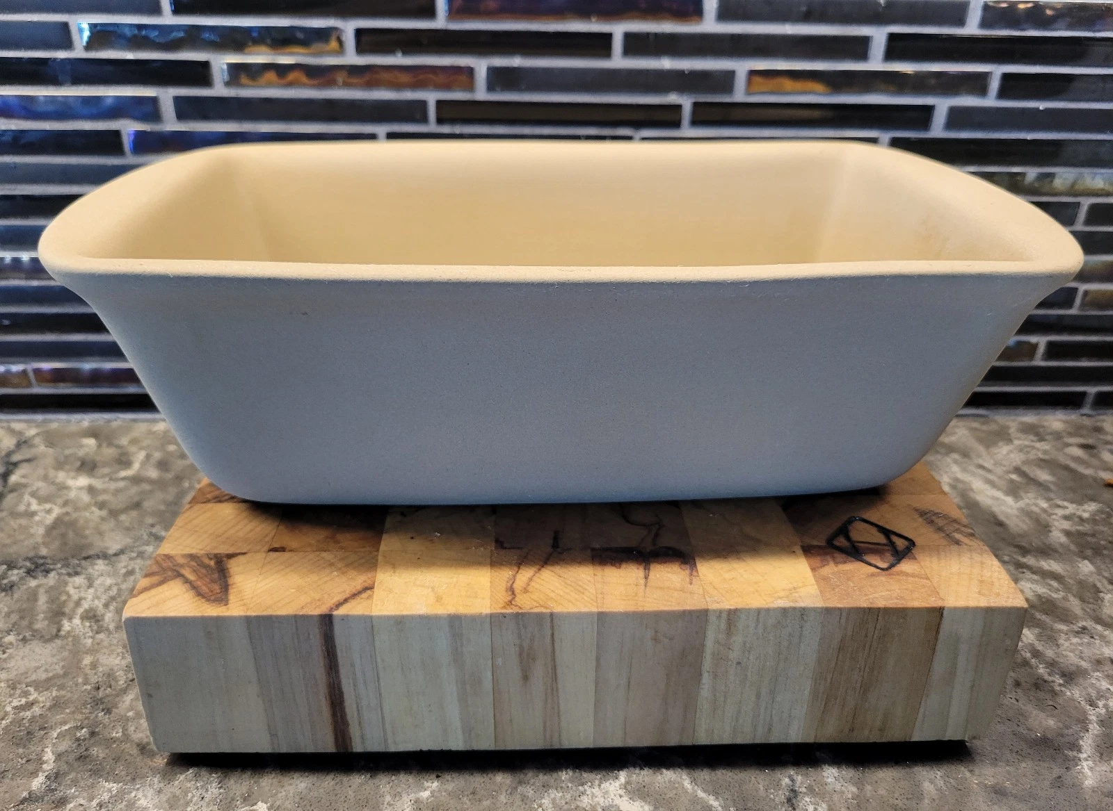THE PAMPERED CHEF FAMILY HERITAGE STONEWARE 10"X 5.5" BREAD LOAF BAKING PAN 020
