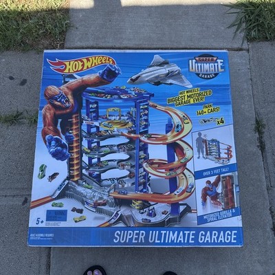 Hot Wheels super Ultimate Garage Unopened. Wear