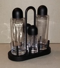 Alessi Sottsass . Set Olio Aceto Sale Pepe in metallo smaltato nero . Menage