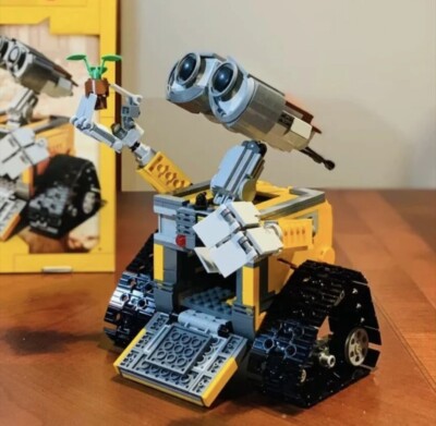 WALL-E Robot Model Building Blocks With Movable Parts And Plant Model 687 Pieces