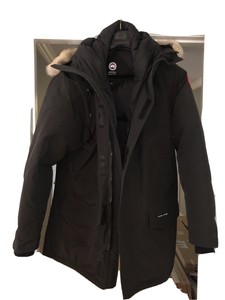 parka preta com capuz