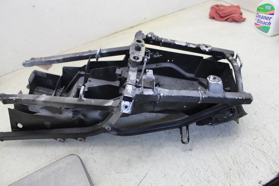 Suzuki GSXR600 2001 OEM subchasis trasero submarco trasero con bandeja de batería G6 Foto 4 de 4