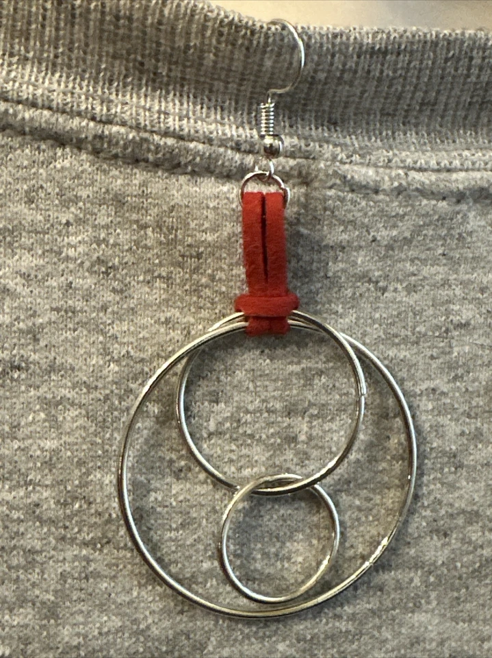 Brincos de couro vermelho disco prata nó celta J CREW novo sem etiquetas lance 4 caridade❤️251 - Imagem 3 de 4