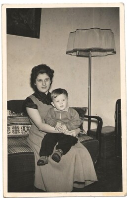 108/107 AK FOTO - JUNGE FRAU MIT KIND - WOHNZIMMER LAMPE MOBILIAR  - BERLIN