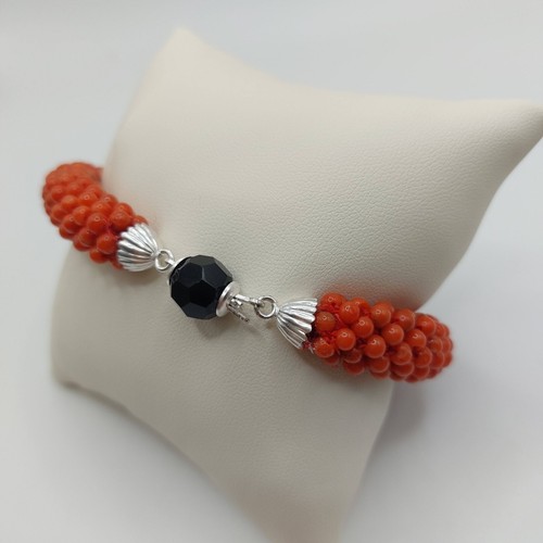 Pulsera tejida hecha a mano - Coral rojo natural, ónix y broche de plata de ley - Imagen 6 de 9