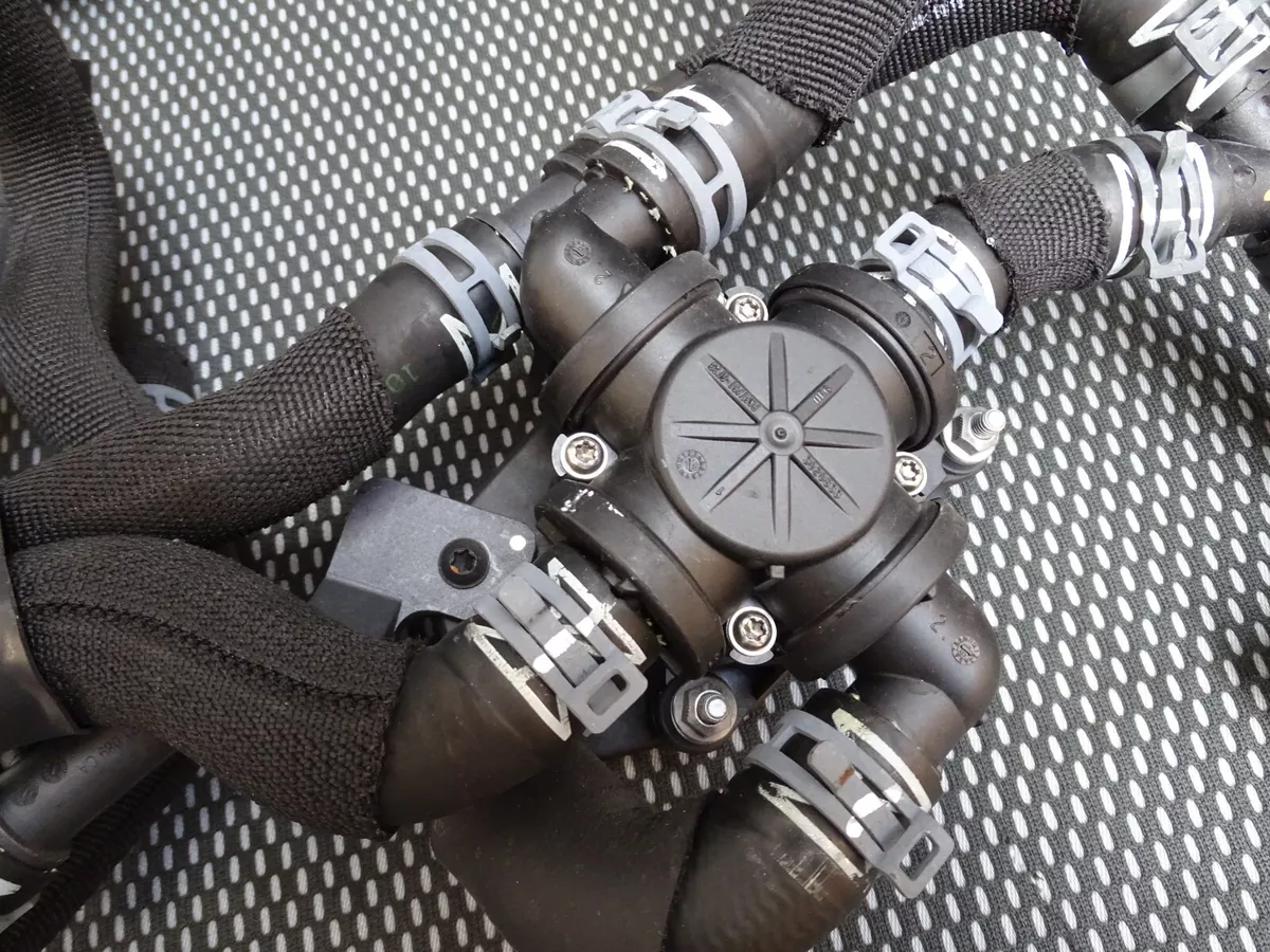 Original Audi e-tron 4KE Ventil Kühlwasserventil mit Schläuchen 