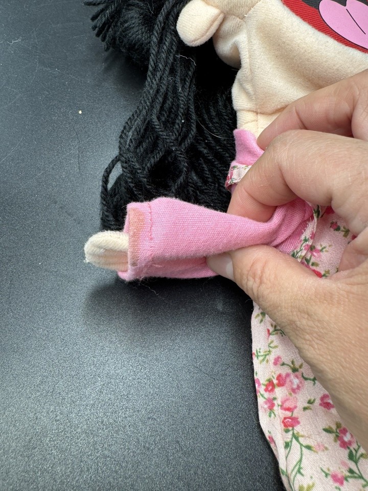 Marioneta De Cuerpo Entero Susie – 65 Cm, Con Barra Para El Brazo, Boca Móvil, Ligera Y Reutilizable Con Ropa De 18 Meses
