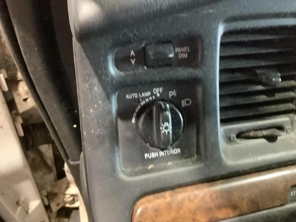 Used Side Marker Light Assembly fits: 1997 Lincoln & TOWN CAR Side Marker outer Foto 3 de 4