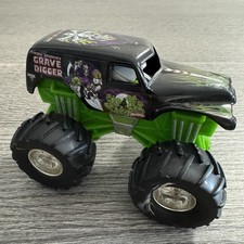 Monster Truck 2005 Mattel J3179 Grave Digger Green Black Toy Collectible