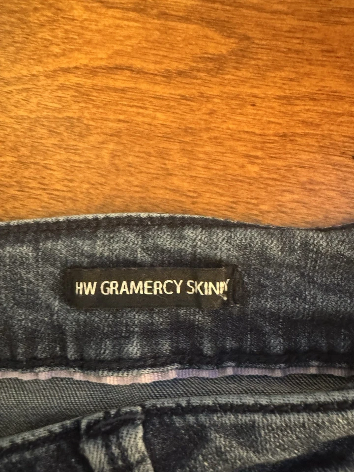 Pantalones de mezclilla Nanette Lepore "HW Gramercy ajustados" talla 12 lavado medio tiro alto - Usados en excelente estado Foto 3 de 4