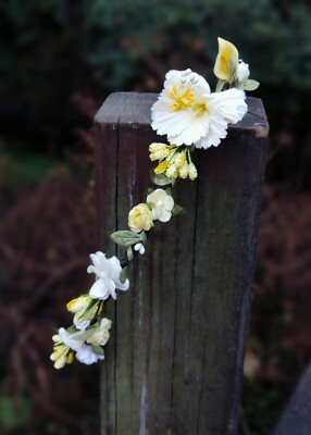 Corona de flores blanca y amarilla