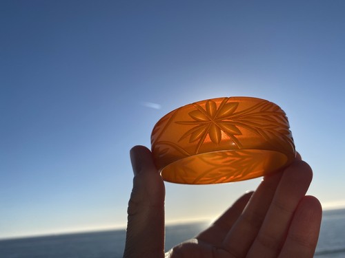 Vintage Bakelite Bangle Bracelet Catalin Sheer Carved Deep Caramel Yellow Tiki - Picture 12 of 12