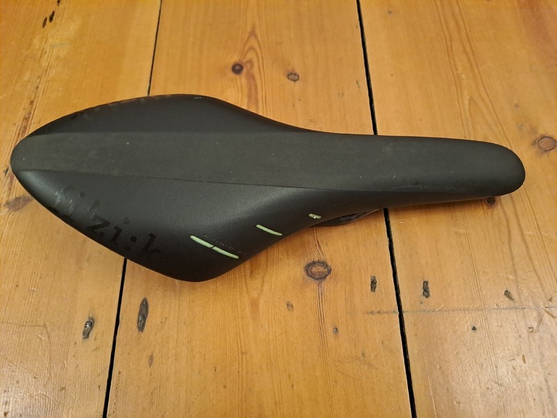 FIZIK ARIONE R3 CARBON BRAIDED RAILS SADDLE - 130 x 300mm - BLACK
