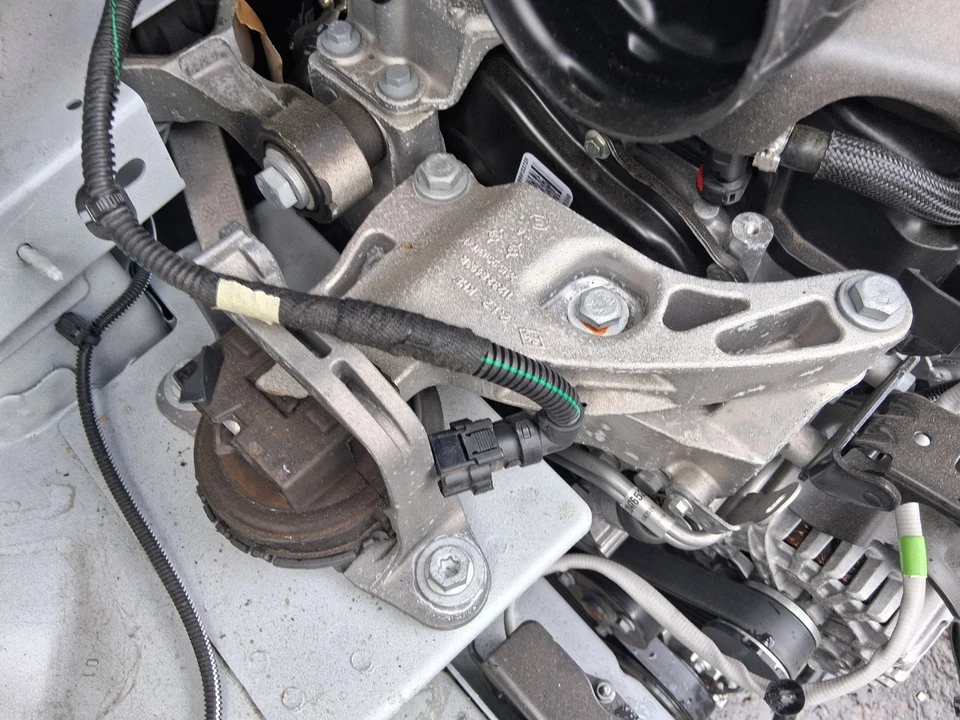 2024 RENAULT TRAFIC X82 2.0 DIESEL OSF DRIVER SIDE FRONT ENGINE MOUNT 112328493R — 第 2/4 张图片