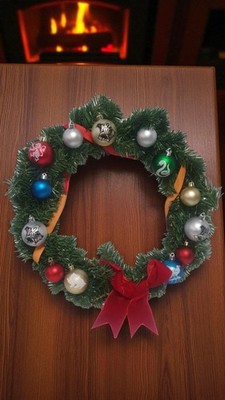 Kranzkugel Weihnachten Türbehang grüne Girlande mit Ornamenten & roter Schleife
