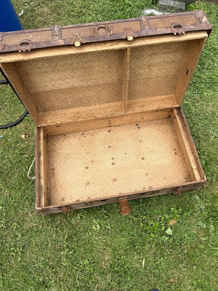 Antiguo baúl de cofre de capitanes piratas 26 pulgadas x 14 pulgadas x 13 pulgadas camel trasero Foto 4 de 4