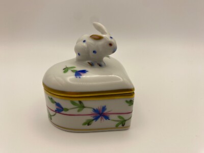 Herend  Blue Garland  Rabbit/Bunny Heart Trinket Box, 6112/PBG, EXCELLENT