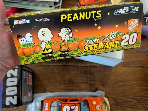 Tony Stewart 20 Peanuts car 2002 Grand Prix 1:24 - Picture 6 of 8