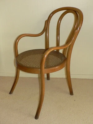 fauteuil chaise enfant poupée Fischel cannée bois courbé (Thonet Baumann Mundus) - Photo 1/4