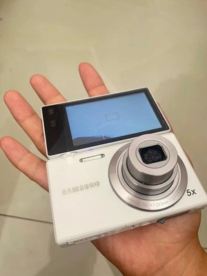 Samsung MV800 Flip-out Selfie 5x Zoom 16 Megapixels Touch Vlog