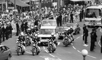 Pope John Paul II at visit Britain rides along Popemobile 1982 Old Photo 1