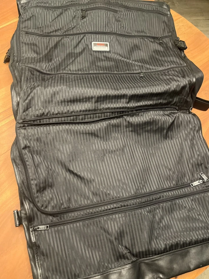 Bolso de ropa colgante plegable de cuero Tumi. Cuero negro suave.  "Equipaje 24"""  Foto 3 de 4