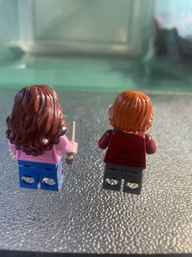 LEGO Harry Potter - Hermione Granger Pink Jacket & Ron Weasley Dark Red Sweater - Picture 3 of 5