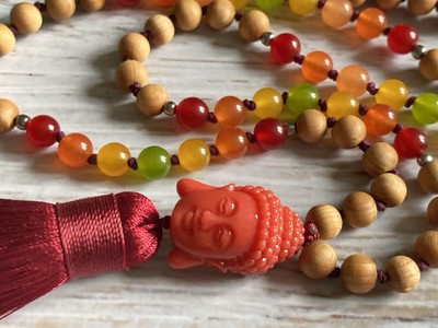 Edelstein Mala, Malakette mit Buddha, Jade- und Holzperlen, rote Quaste