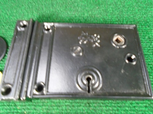 5" VERTICAL RHC RIM LOCK COMPLETE w/ KEY, KEEPER, & KNOBS, ESCUTCHEON (15456) - Picture 5 of 9