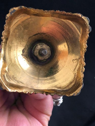 Jarrón antiguo de vidrio artístico con cresta ondulada pintado a mano base y asas de metal dorado - Imagen 4 de 5