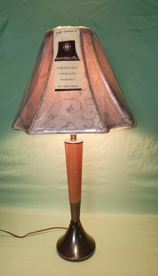 Lámpara de mesa danesa de madera de latón y teca de mediados de siglo de colección pantalla Monterlite Foto 3 de 4