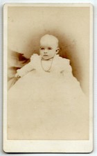 1880 bambino bianco, abito battesimale, piccola foto armadio, Boston; originale, vecchio