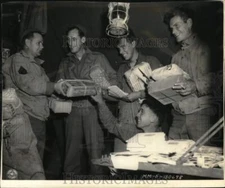 1943 Press Photo Soldiers share Christmas packages, World War II - pim00440