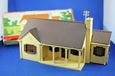Plasticville - 1701 - 1 1/2 Story New England Rancher - Gloss Brown Trim - HTF.