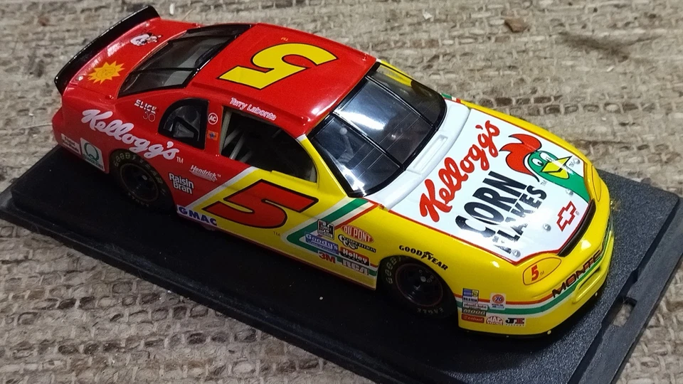 1:24  Terry Labonte 1999 Chevrolet Monte Carlo #5 Kellogg’s NASCAR in Vitrine - Bild 3 von 3