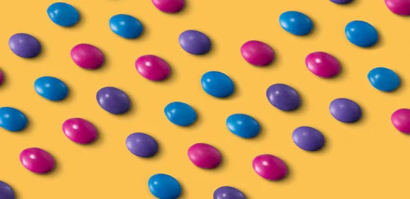 Gemas de chocolate con quinua crujiente Unreal chocolate negro 5 OZ (paquete de 1) Foto 3 de 4